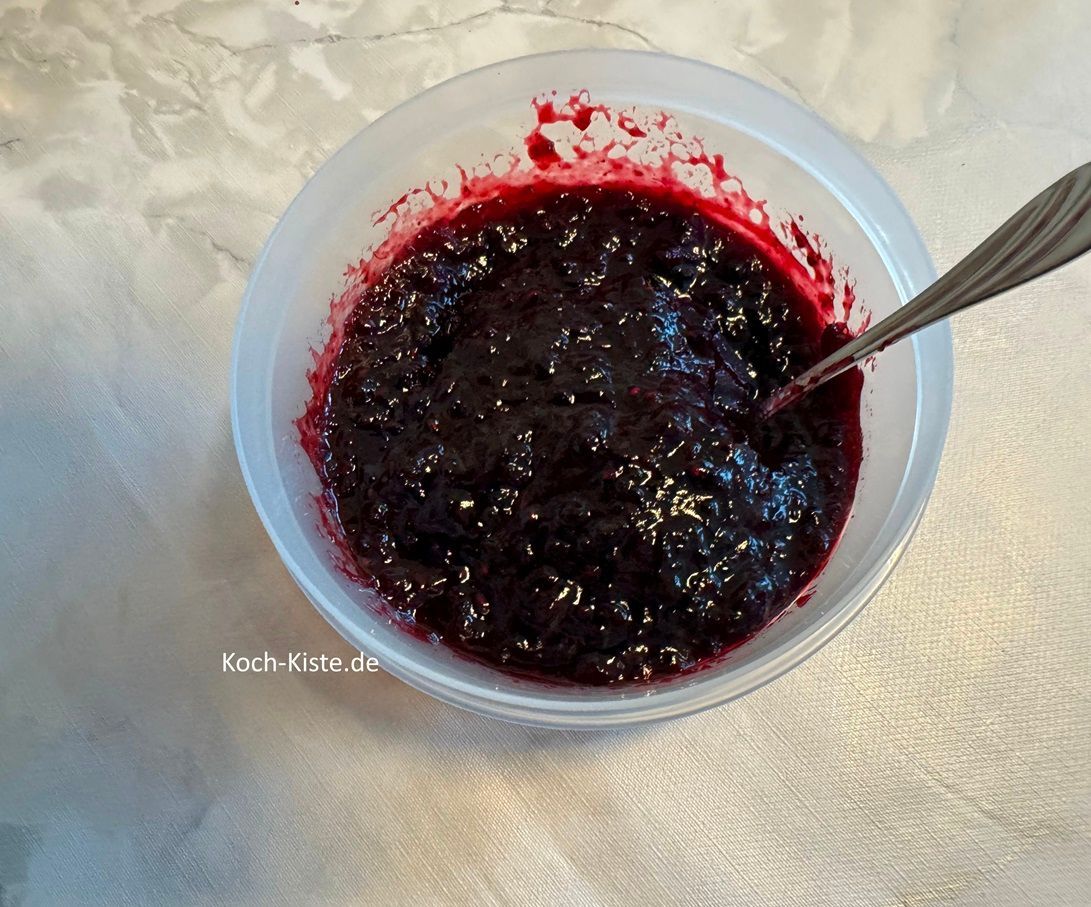 gebe den Inhalt des Marmeladenglases in eine Schale oder wiege 340 g Marmelade ab. Gebe 1 Teelöffel Zitronensaft hinzu ( aus der Flasche) und verrühre alles miteinander.