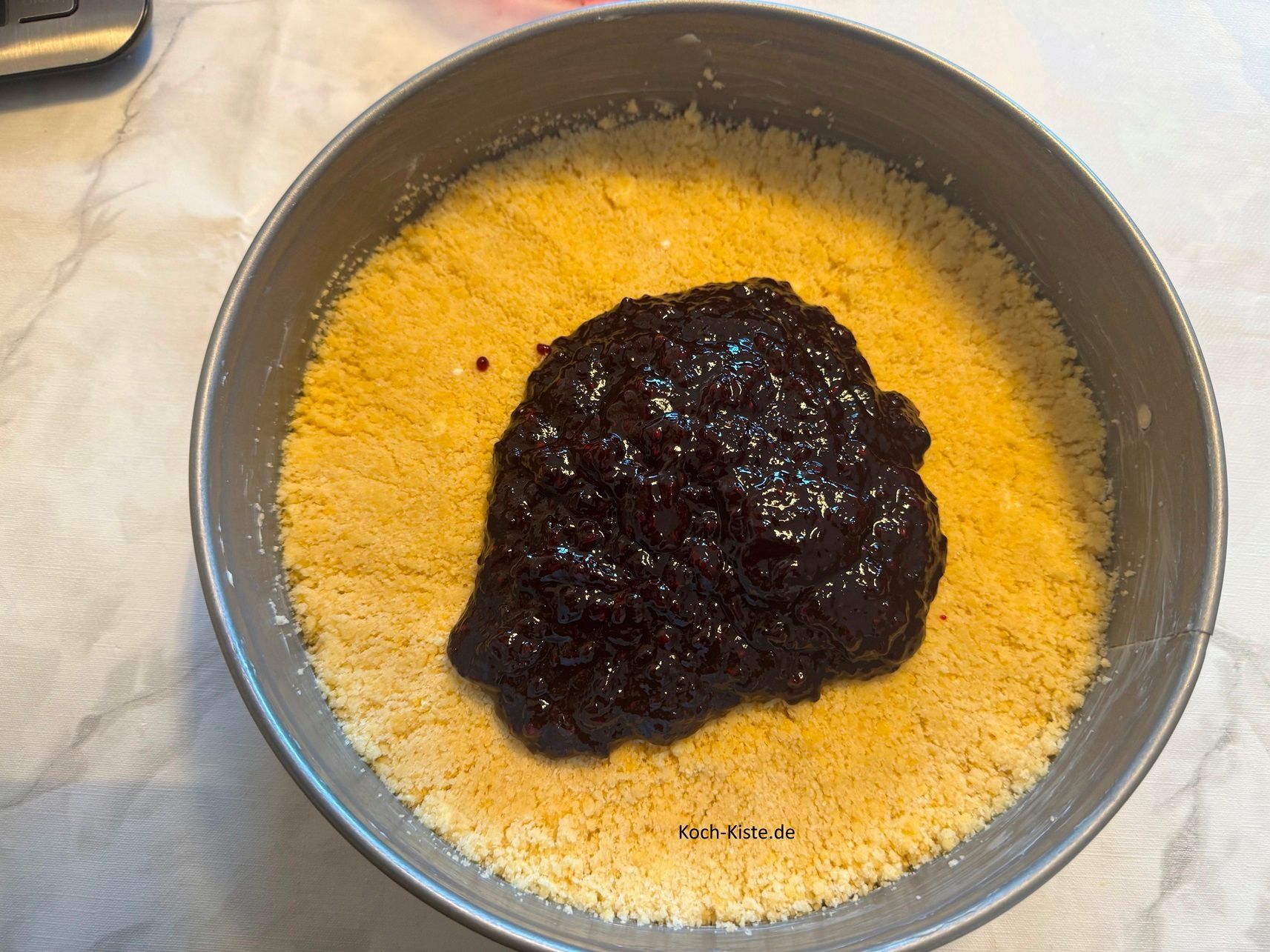 Danach gebe die Marmelade auf die Kuchenstreusel