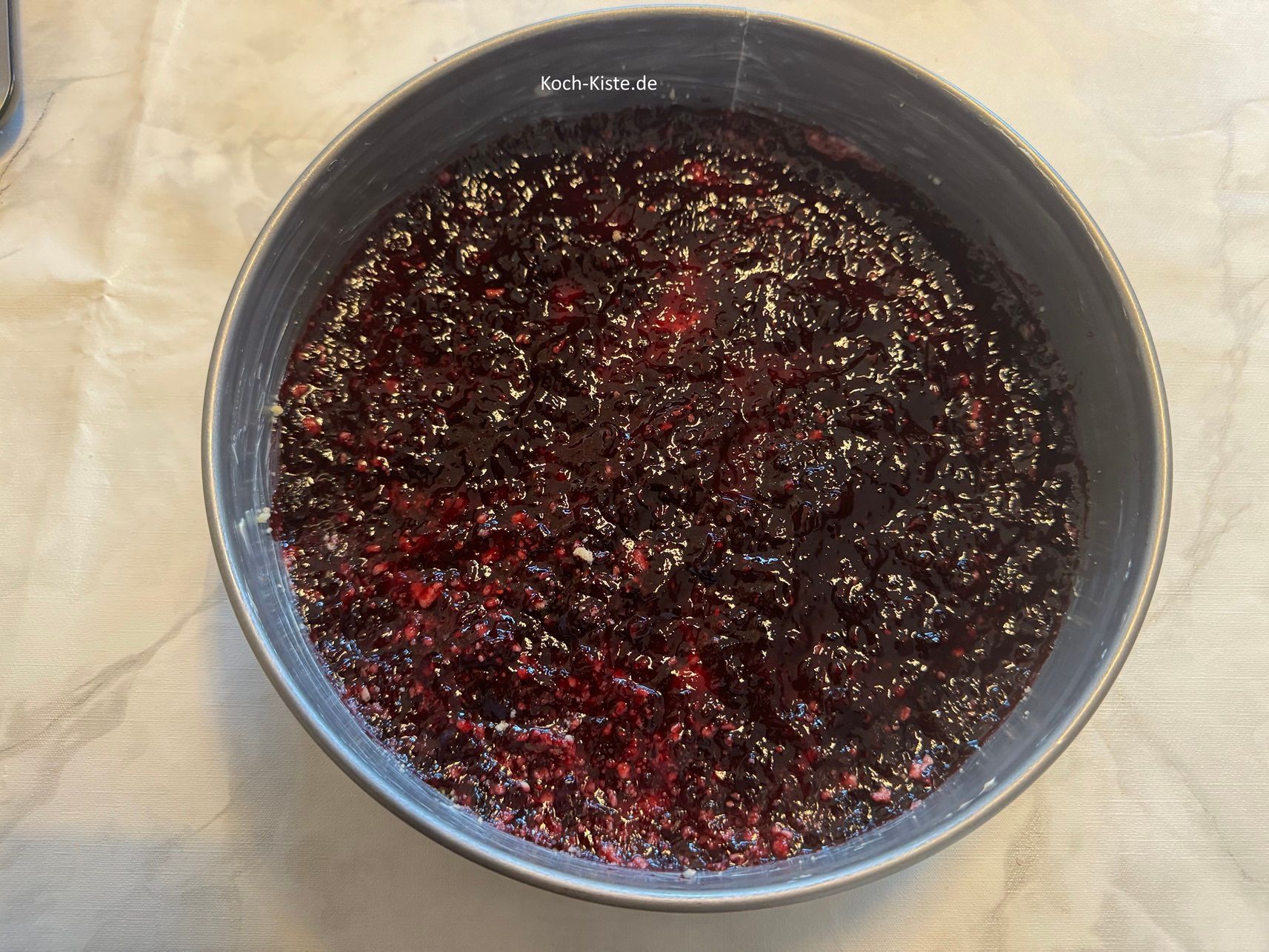 und verteile sie mit der Esslöffelrückseite.