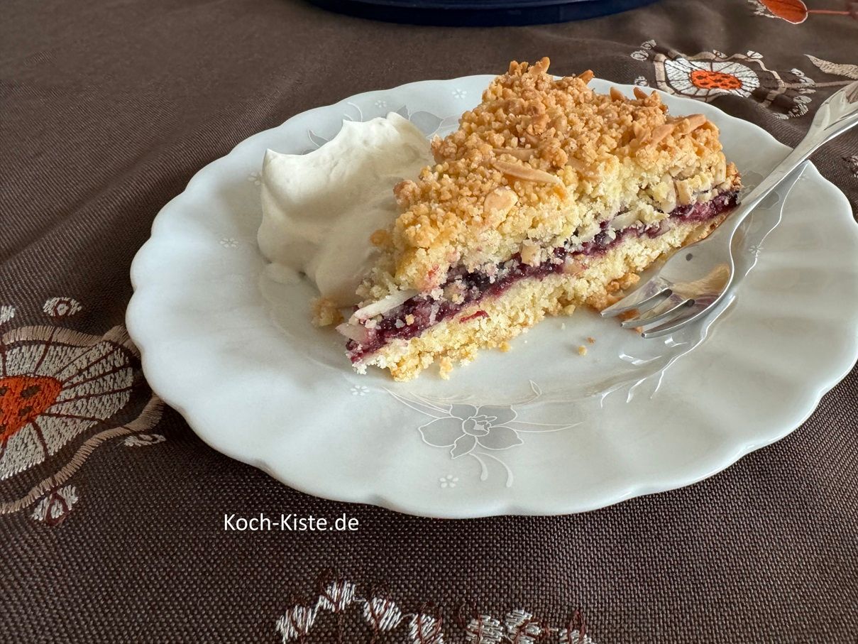 Marmeladen Crunch Kuchen serviert mit frisch geschlagener Sahne