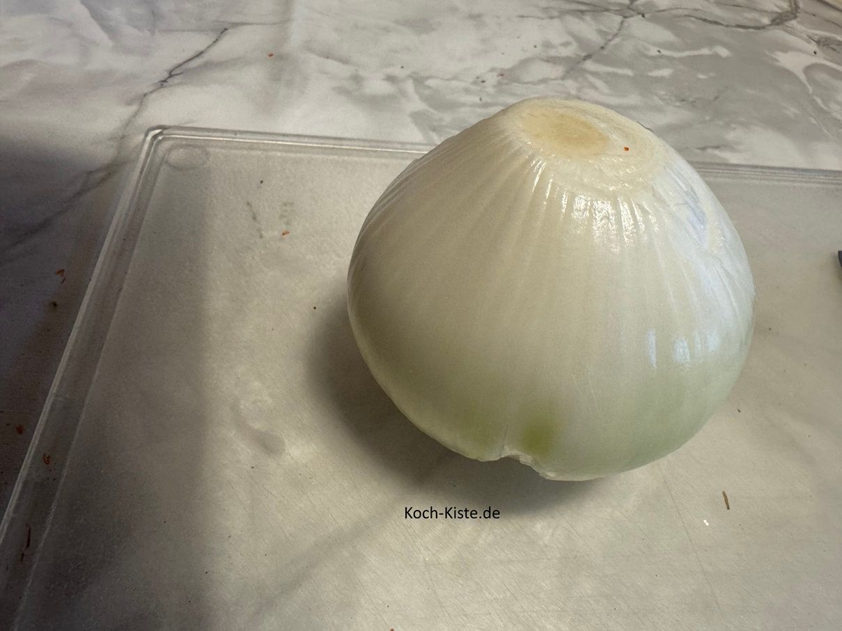 jetzt kannst Du die Füllzwiebel pellen