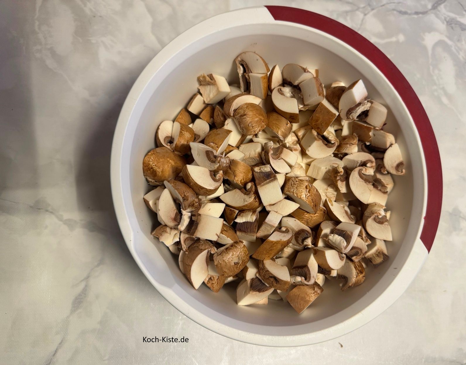 gebe die Pilzstücke in eine Schüssel