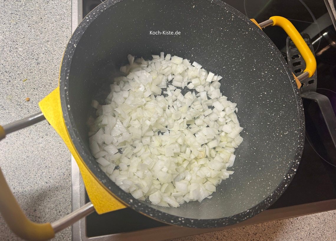 als nächstes gebe die Zwiebelstücke in den Topf