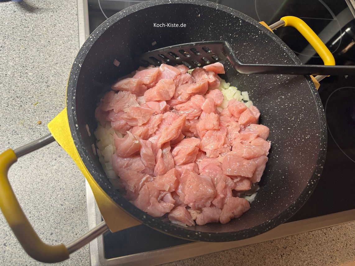 nun darf das Putenfleisch mit in den Topf