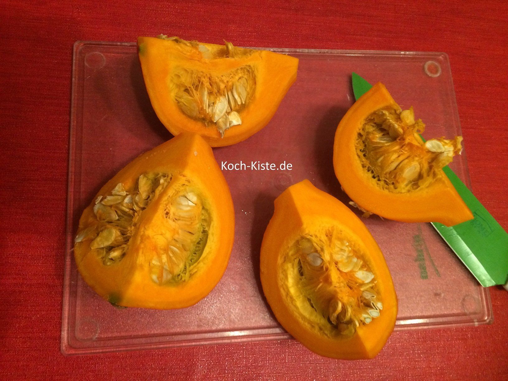 Kürbis halbieren, vierteln und Kerne entfernen