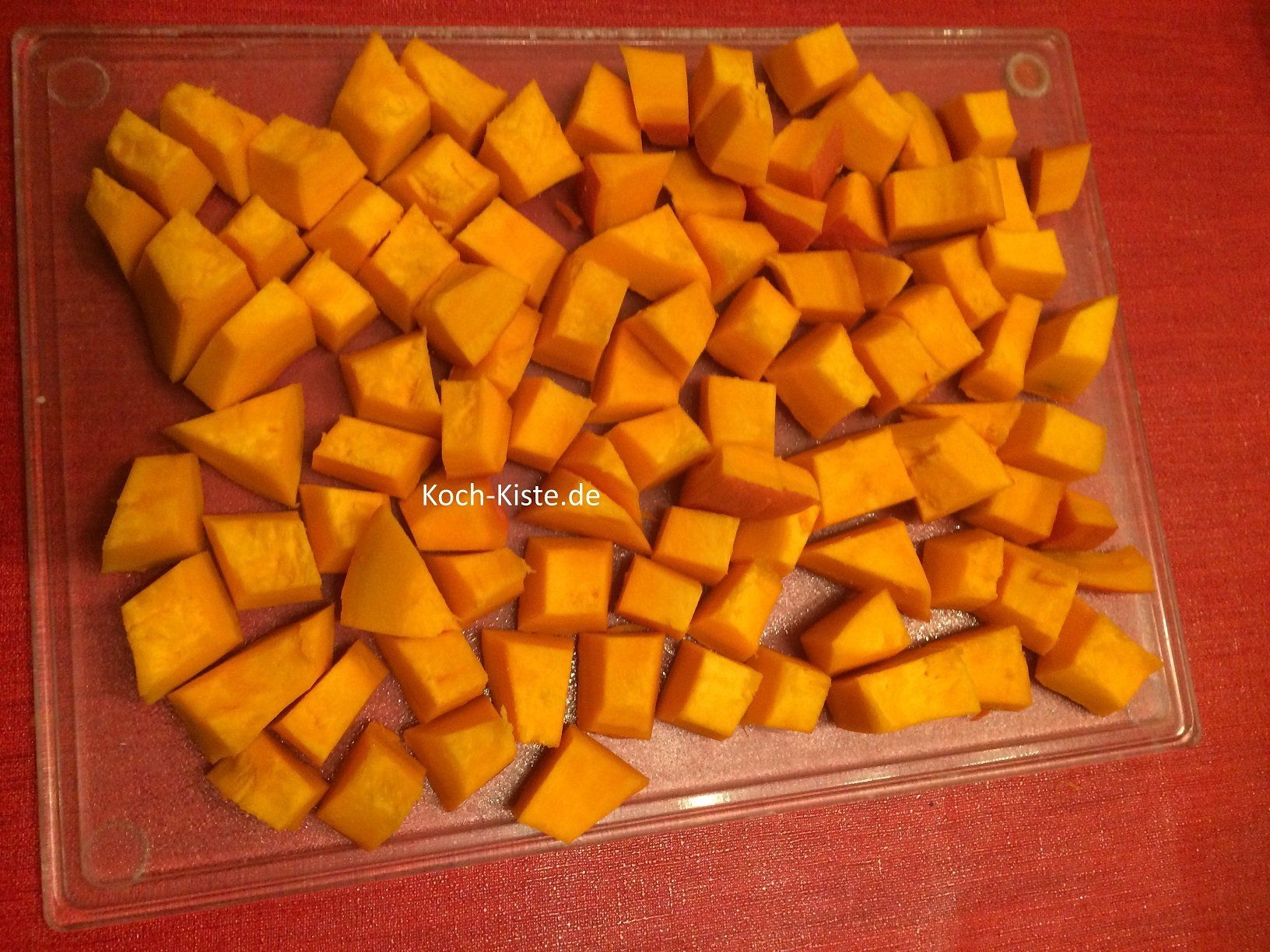 Kürbis in kleine Würfel schneiden