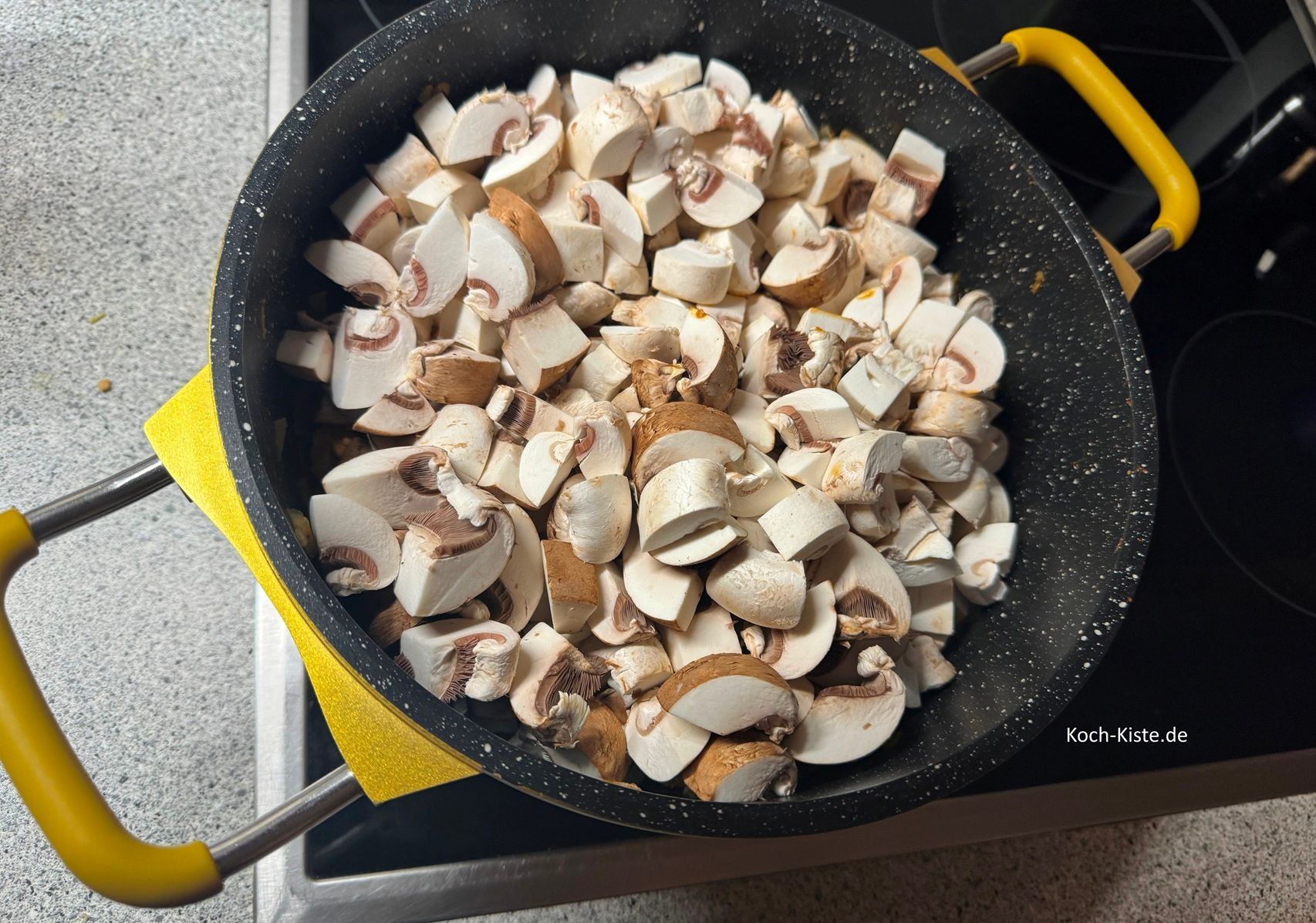 jetzt gebe die Champignons dazu