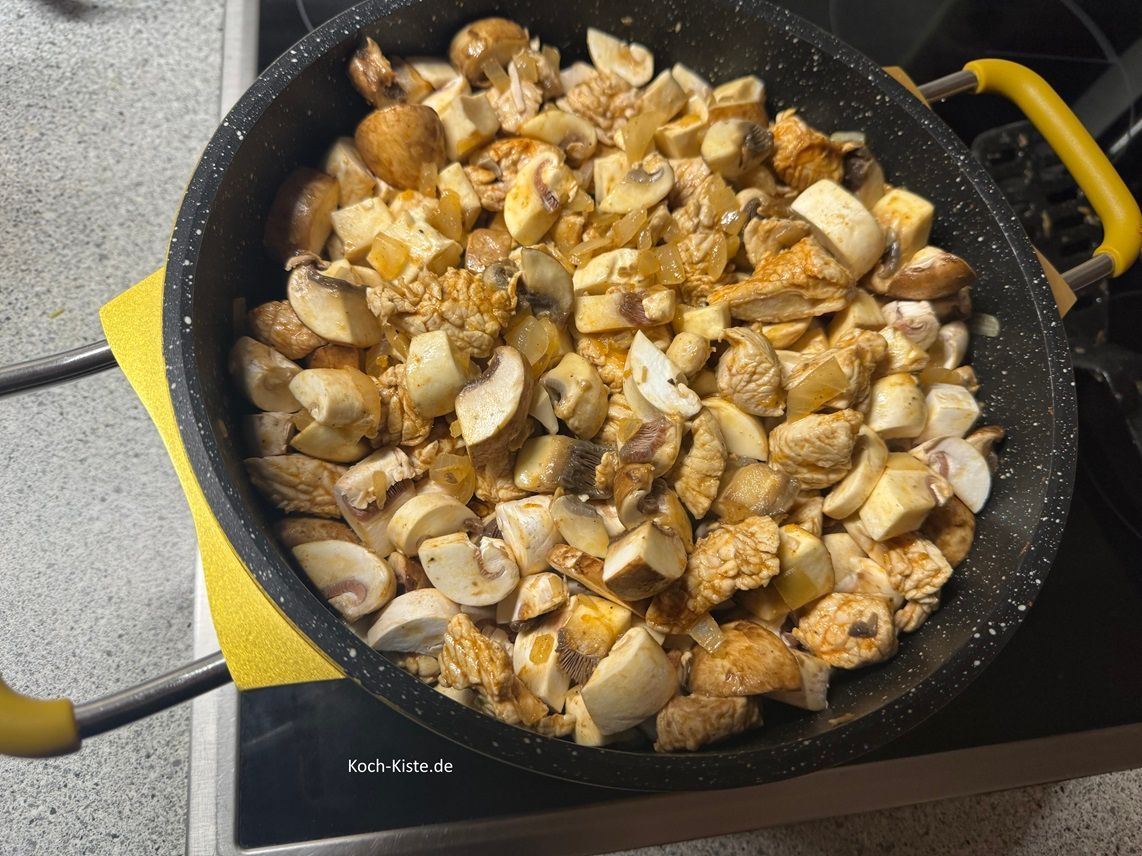 und rühre sie gleichmäßig unter - dann brate alles weiter an