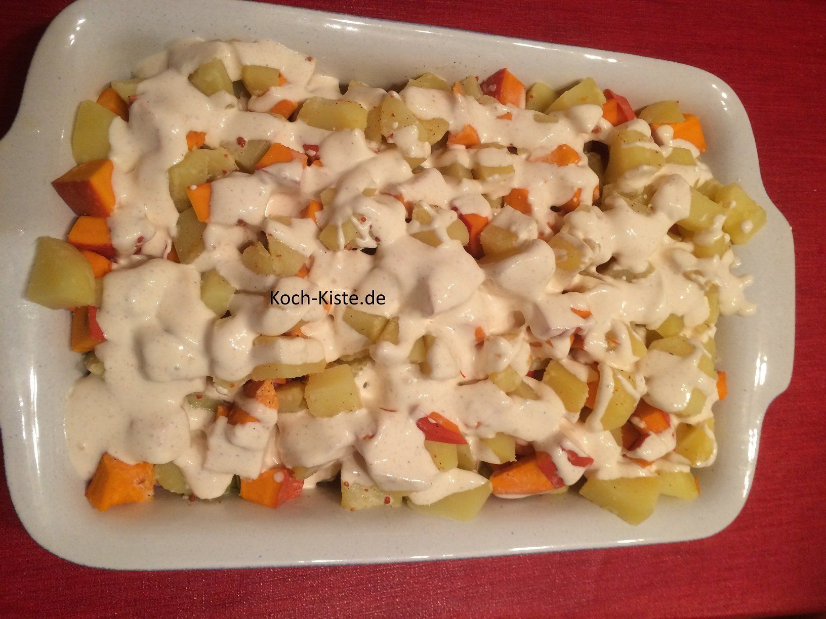 Soße über den Auflauf gießen