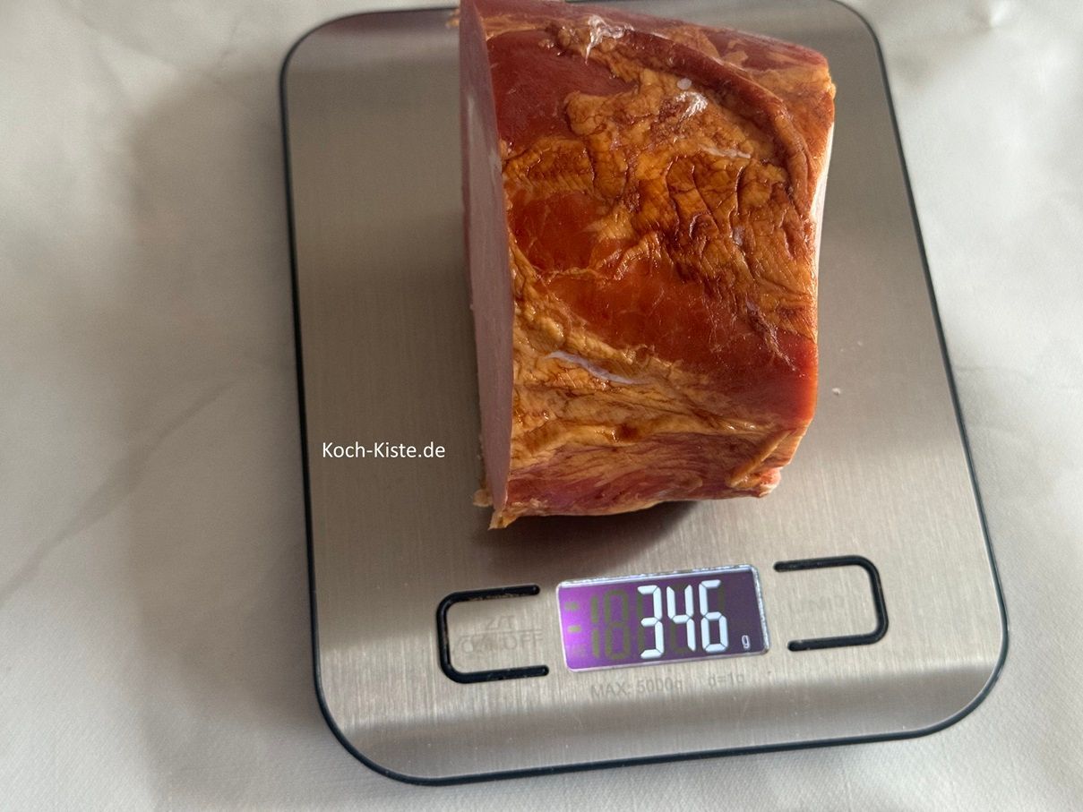 beginne damit ca. 350 g vorgebratenen Kassler Lachs abzuwiegen
