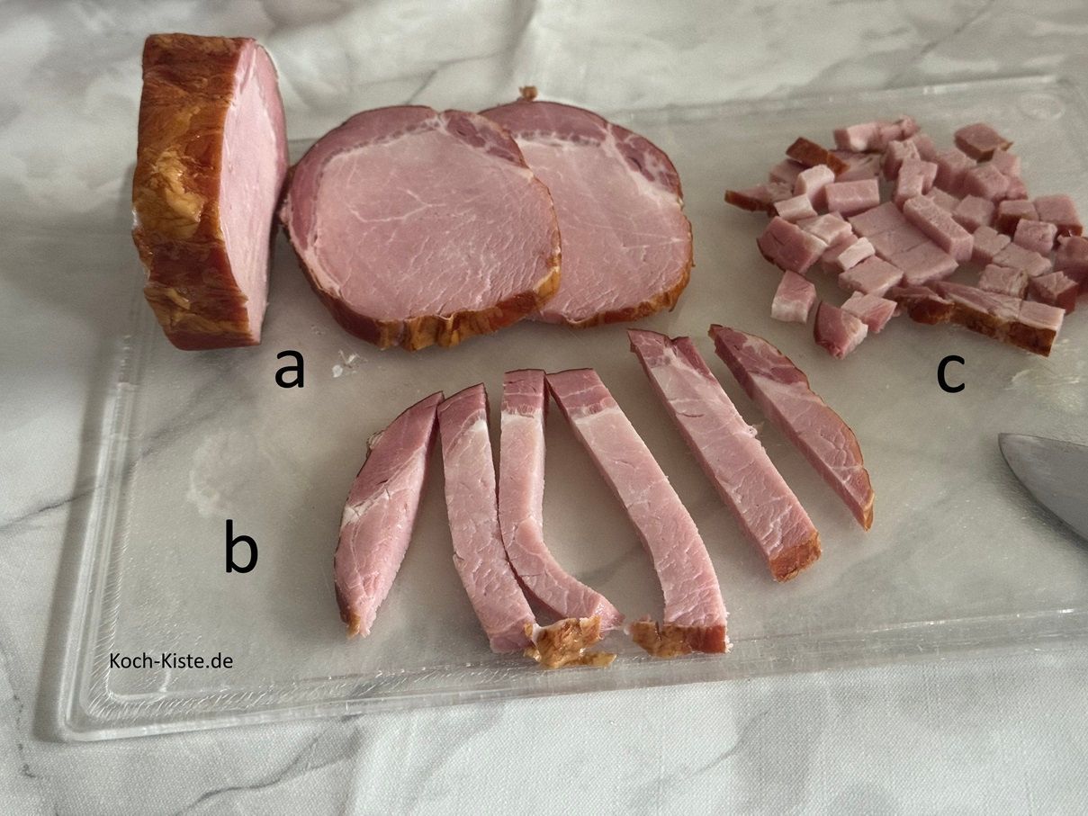 Dann schneide den Kassler in Scheiben (a) , in Streifen (b) und zum Schluss in kleine Stücke (c)