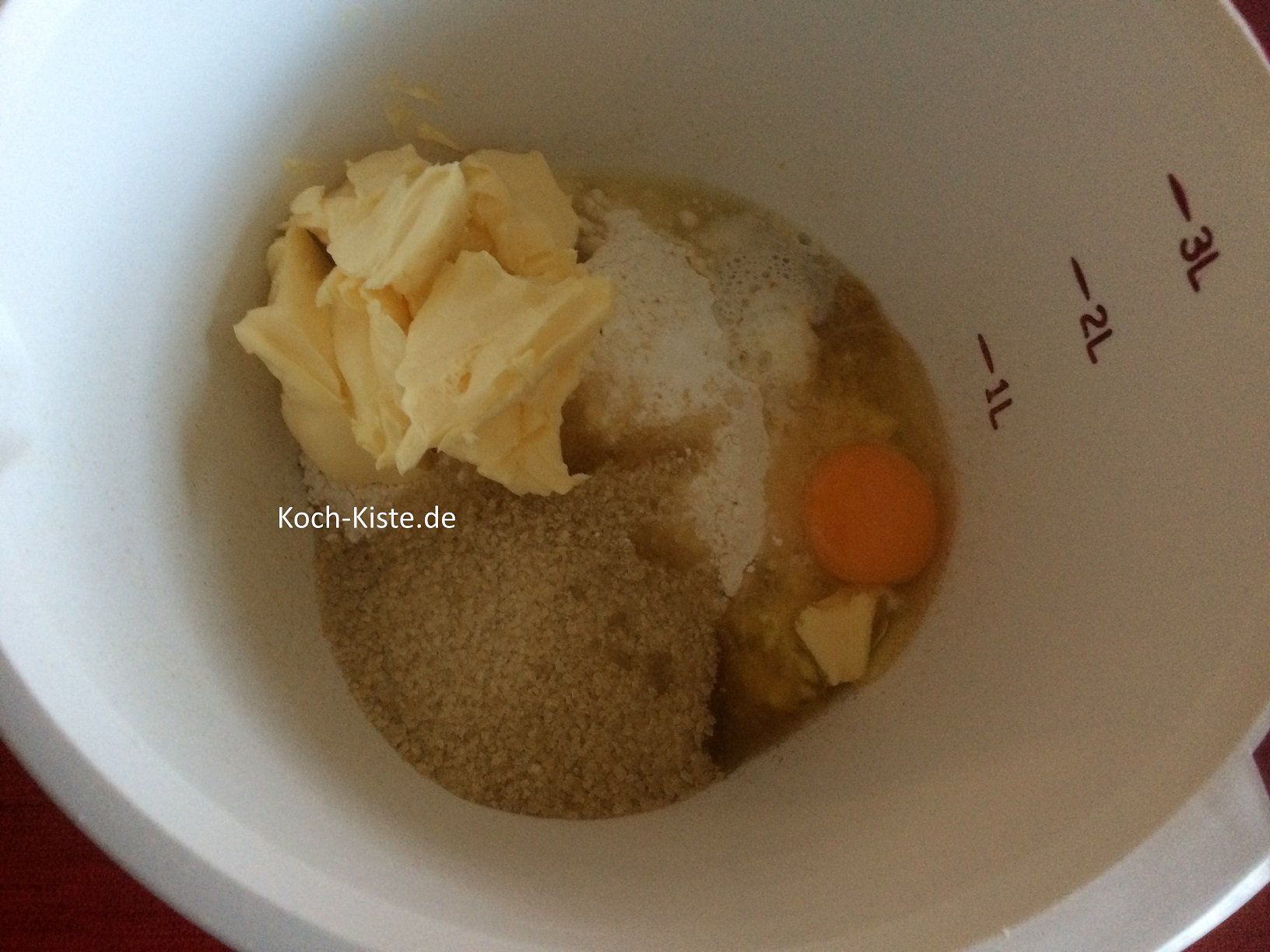 Zutaten in eine Rührschüssel geben