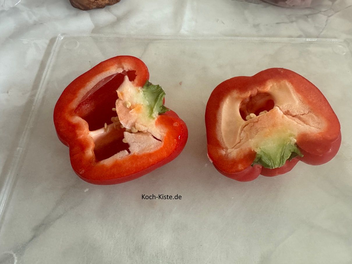 beginnde damit die Paprika zu halbieren