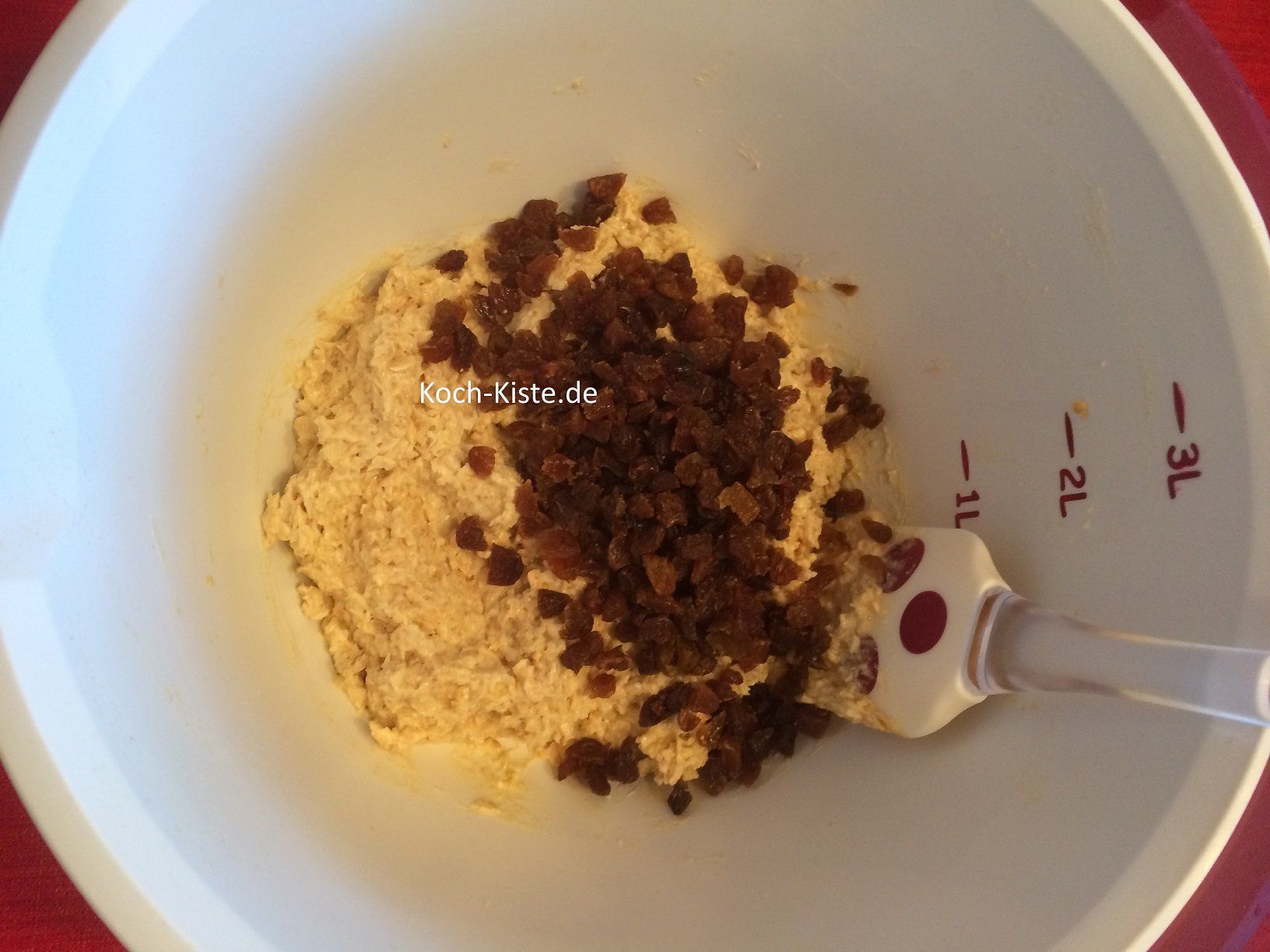 Rosinen mit in den Teig schütten