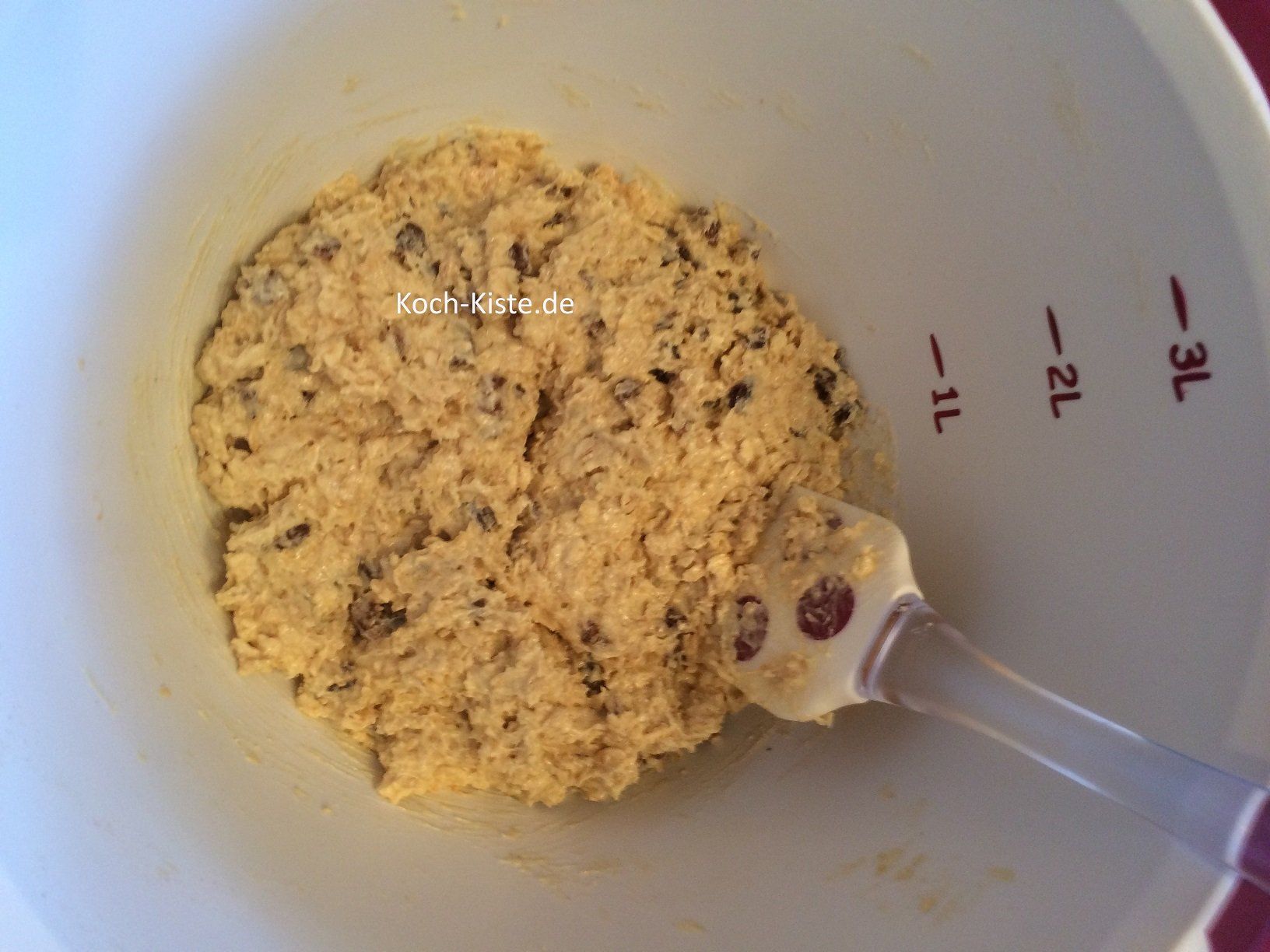 Rosinen in den Teig einarbeiten