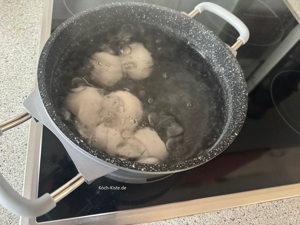 als nächstes gebe 6 Eier in kochendes Waser und koche sie 10 Minuten hart.