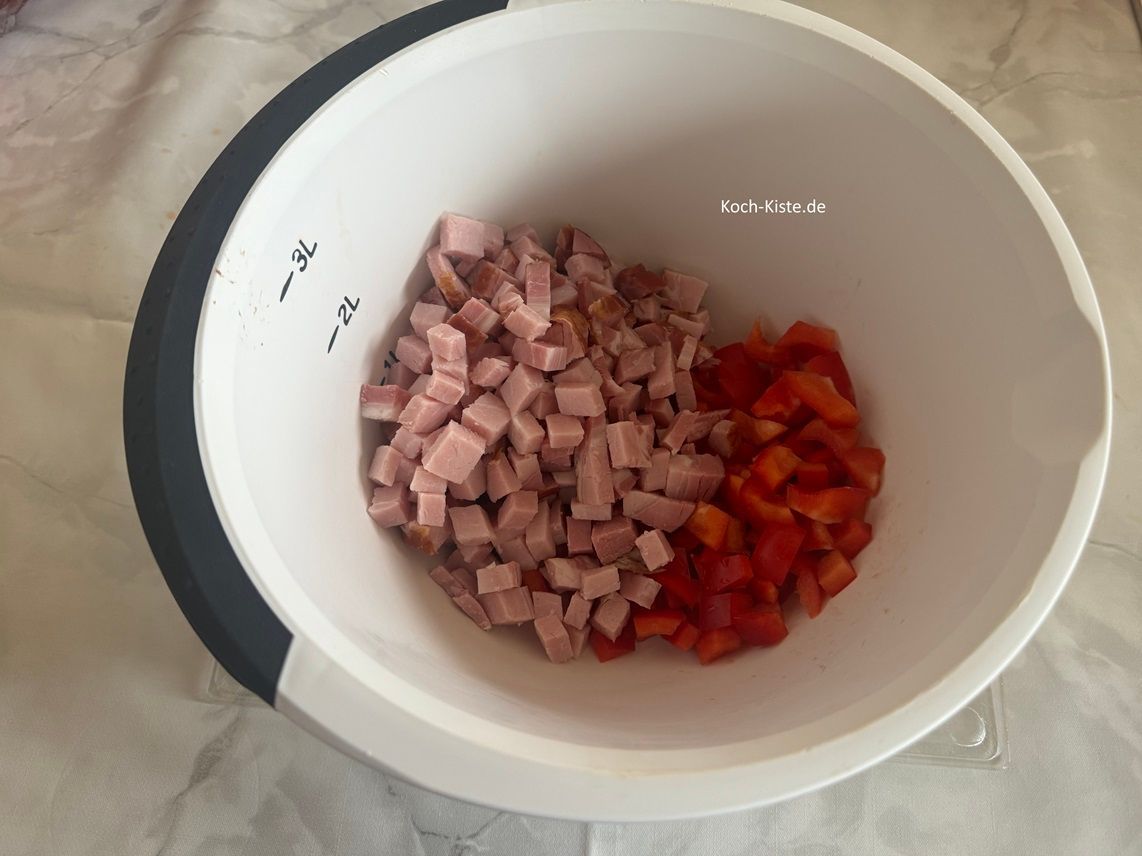 gebe die Paprikastücke zu den Kasslerstücken in die Rührschüssel.