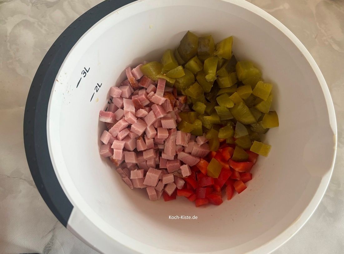 gebe die Gurkenstücke mit in die Rührschüssel