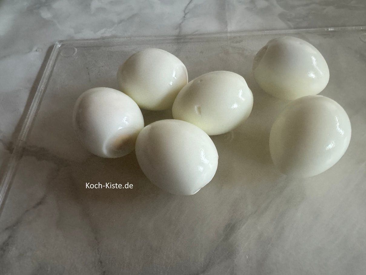 Danach pelle die Eier nacheinander und lege sie auf das Schneidebrett