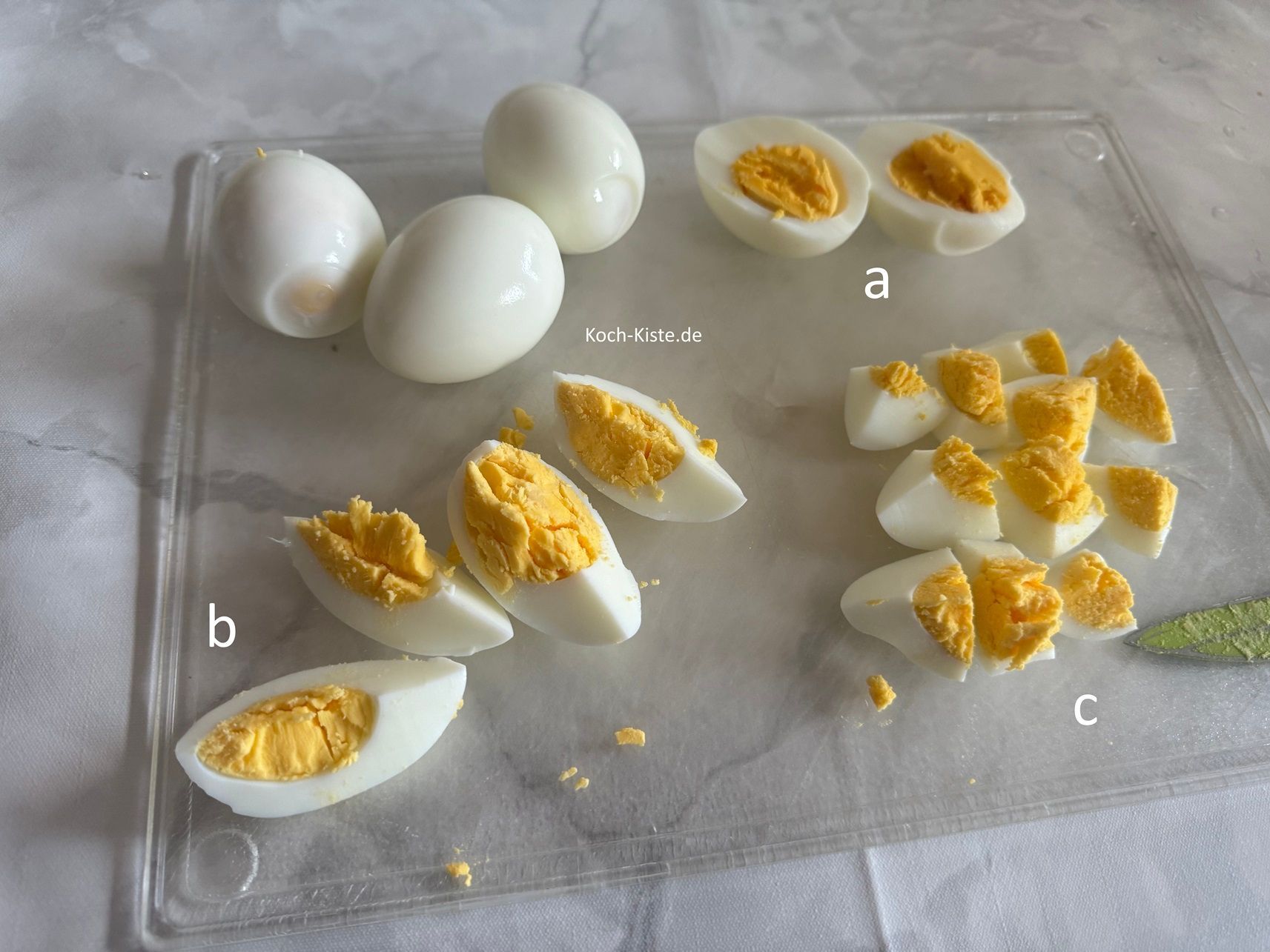 jetzt halbiere die Eier (a) viertel sie (b) und schneide sie in kleine Stücke (c)