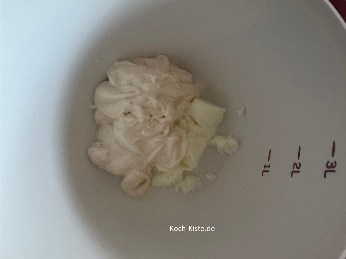 sltelle eine 2 Rührschüssel auf die Küchenwaage auf 0 und wiege 200 g Mayonnaise hinein, dann kommt der Becher Joghurt (150g) dazu
