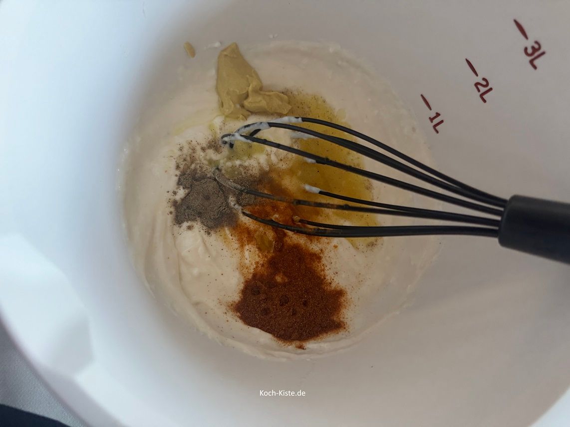 dann kommen Pfeffer, Paprika, Senf , Gurkenwasser und Milch hinzu