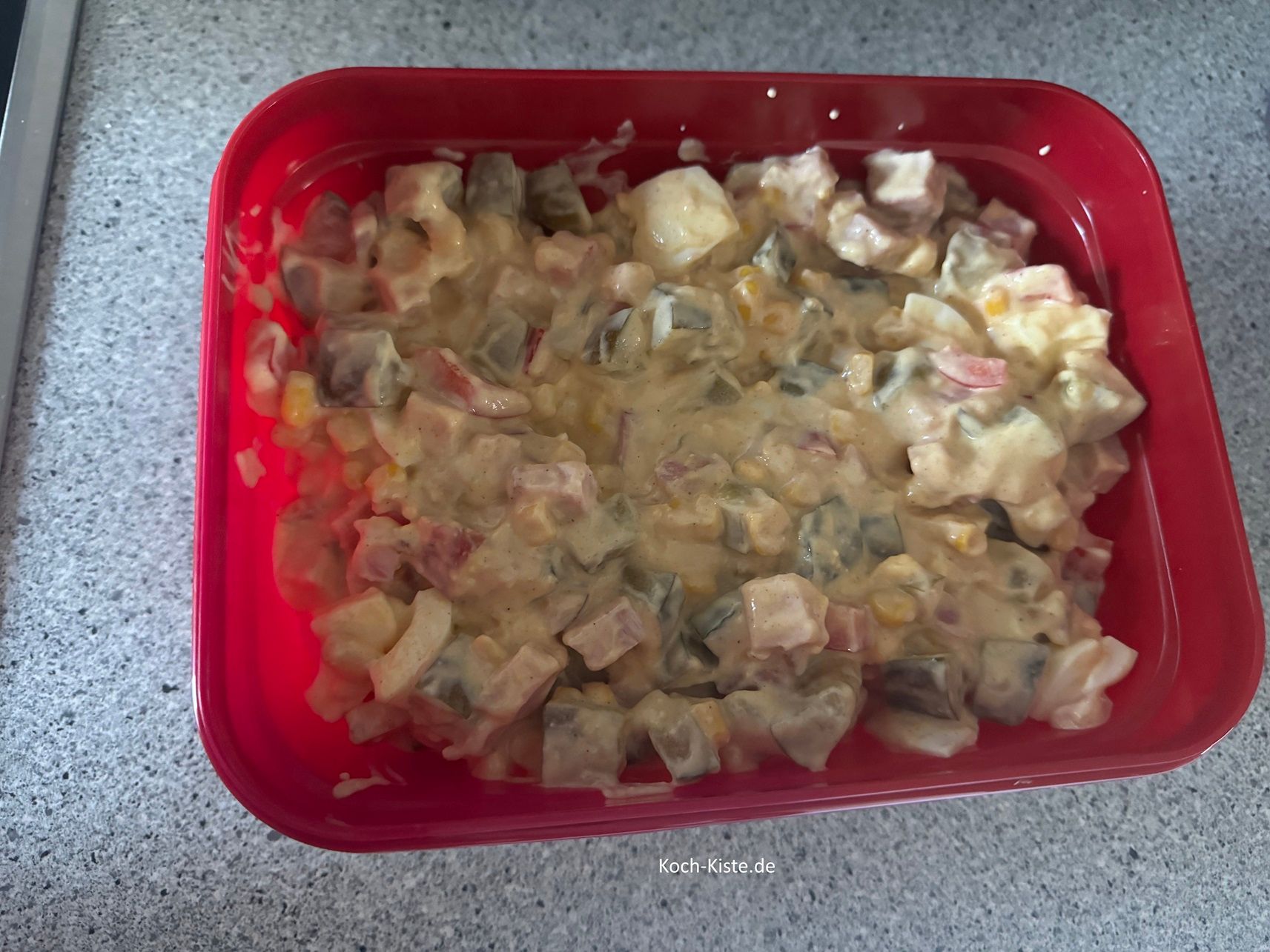 fülle den Kassler Ei Salat bis zum Servieren in eine Schüssel mit Deckel um