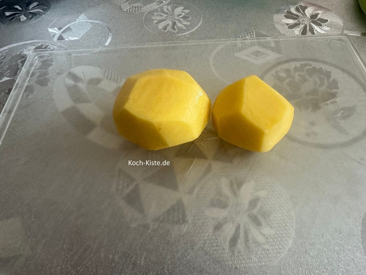 beginne damit die 2 Kartoffeln zu schälen