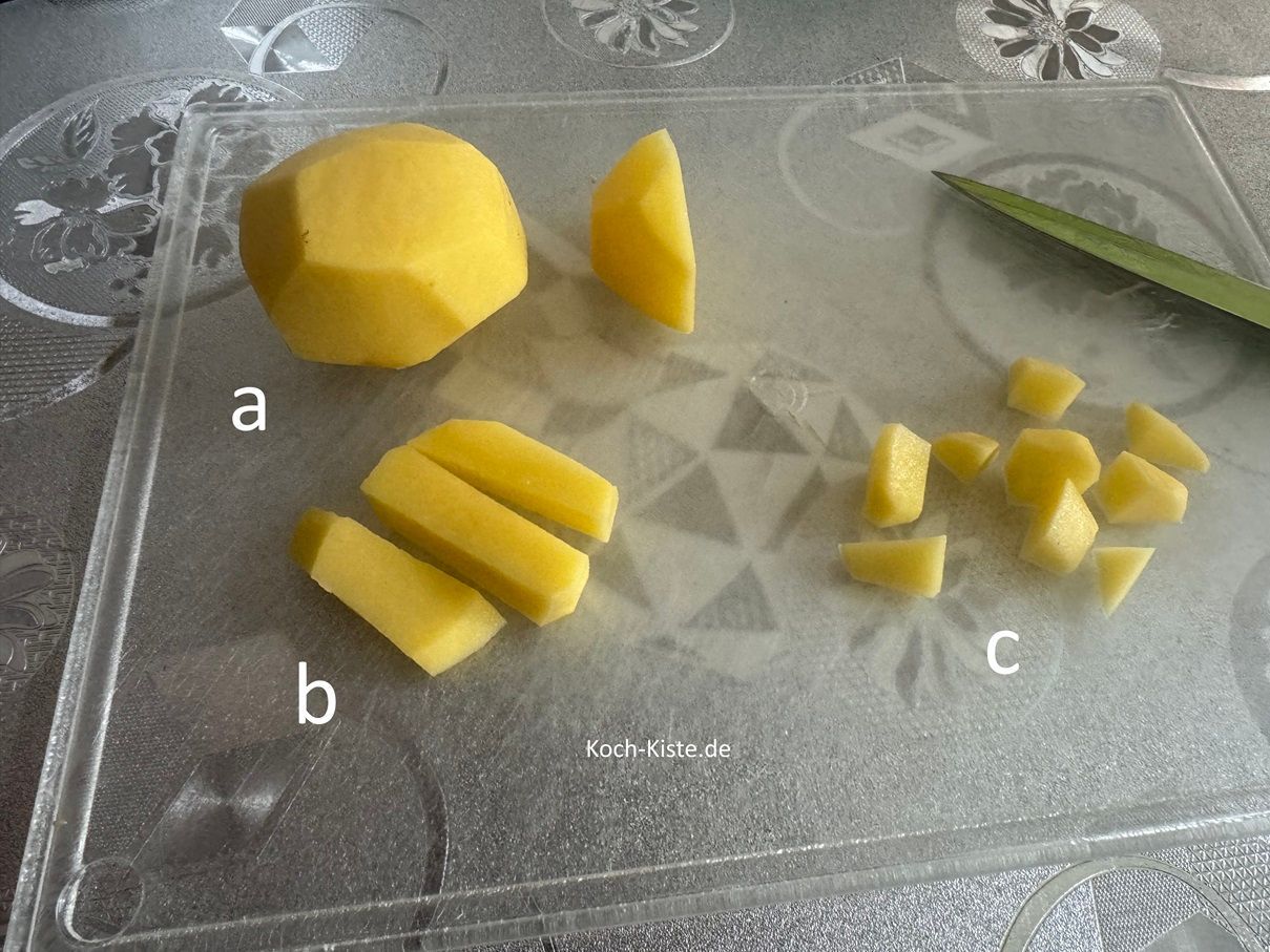 dann schneide die Kartoffel in Scheiben (a), in Streifen (b) und dann in kleine Stücke (c)