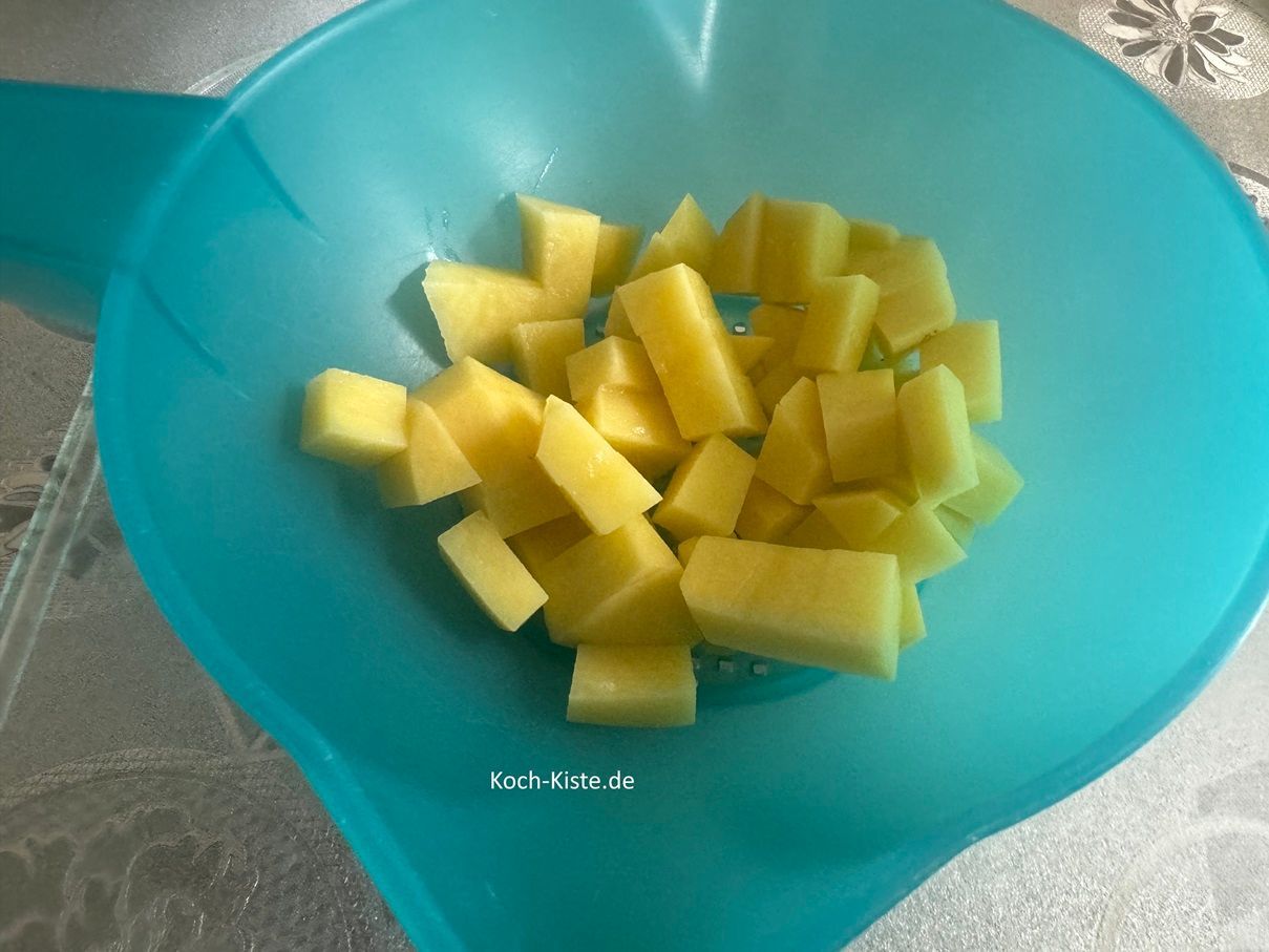 Nun gebe die Kartoffelstücke in das Küchensieb