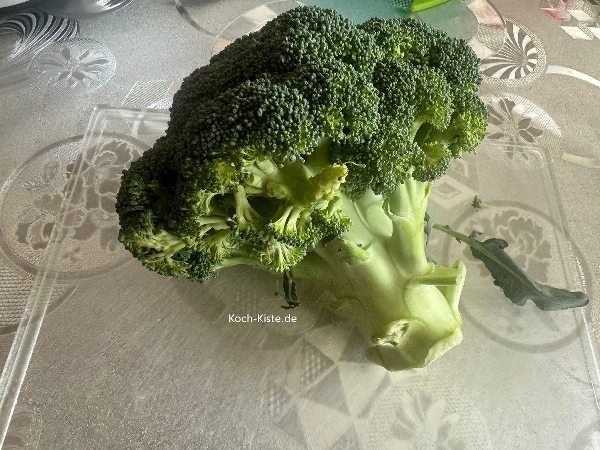 als nächstes lege den Brokkoli auf das Schneidebrett