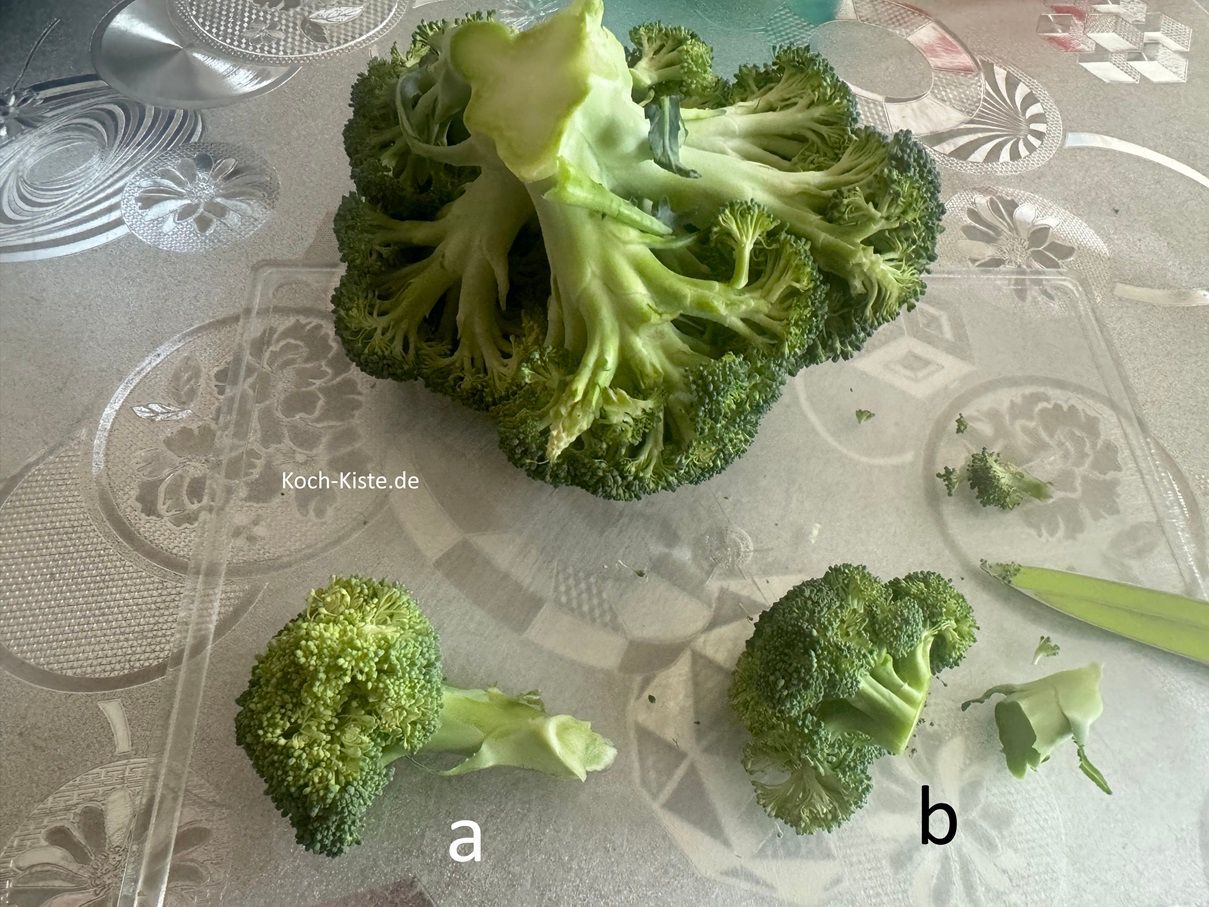dann teile den Brokkoli in Röschen (a) und entferne den kleinen Stunk (b). Du kannst die Stunke auch mit verwenden, dann klein schneiden .