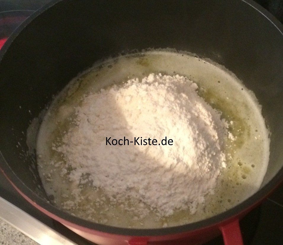 Backpulver, Speisestärke und Mehl mit in den Topf geben