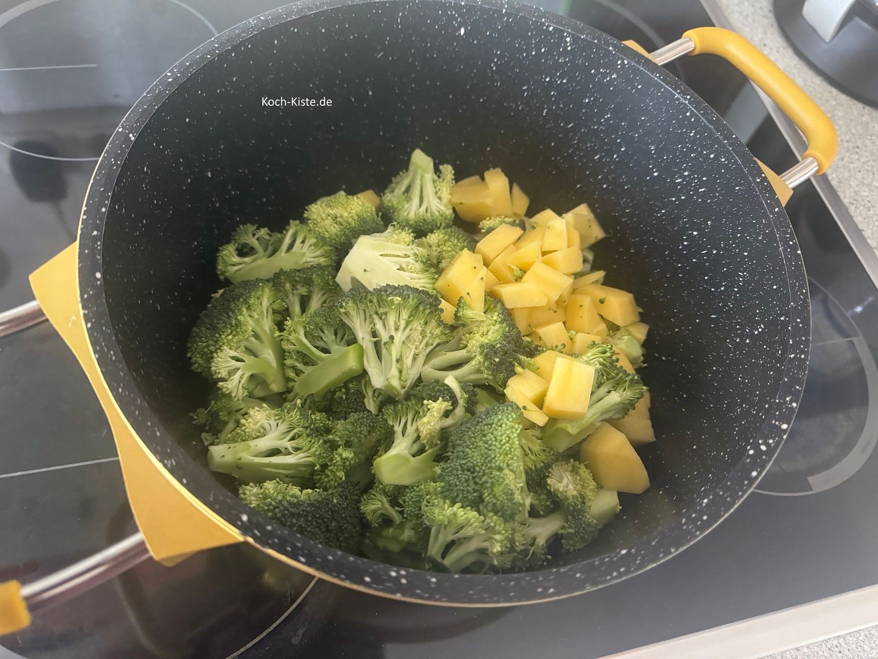 gebe die abgespülten Kartoffelstücke und Brokkoliteile in einen mittleren Topf.