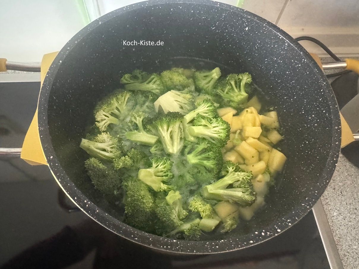 nun kannst Du die 750 ml kochendes Wasser hinzu gießen