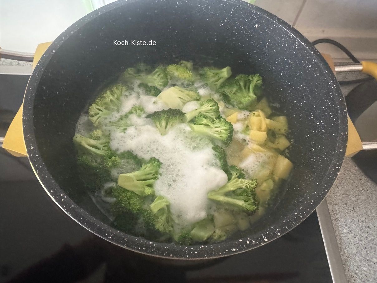 bringe alles zum Kochen , reduziere die Temperatur und lasse alles 5 Minuten köcheln