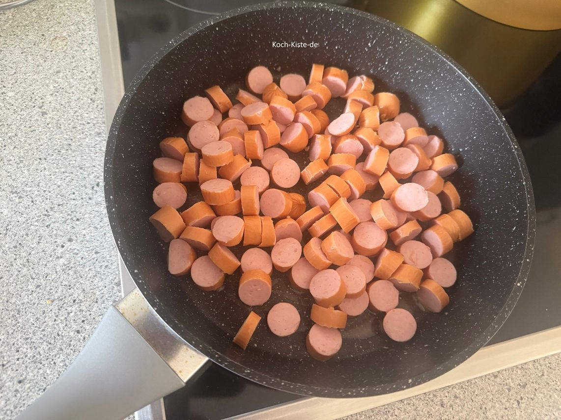 gebe die Würstchenscheiben in die Pfanne