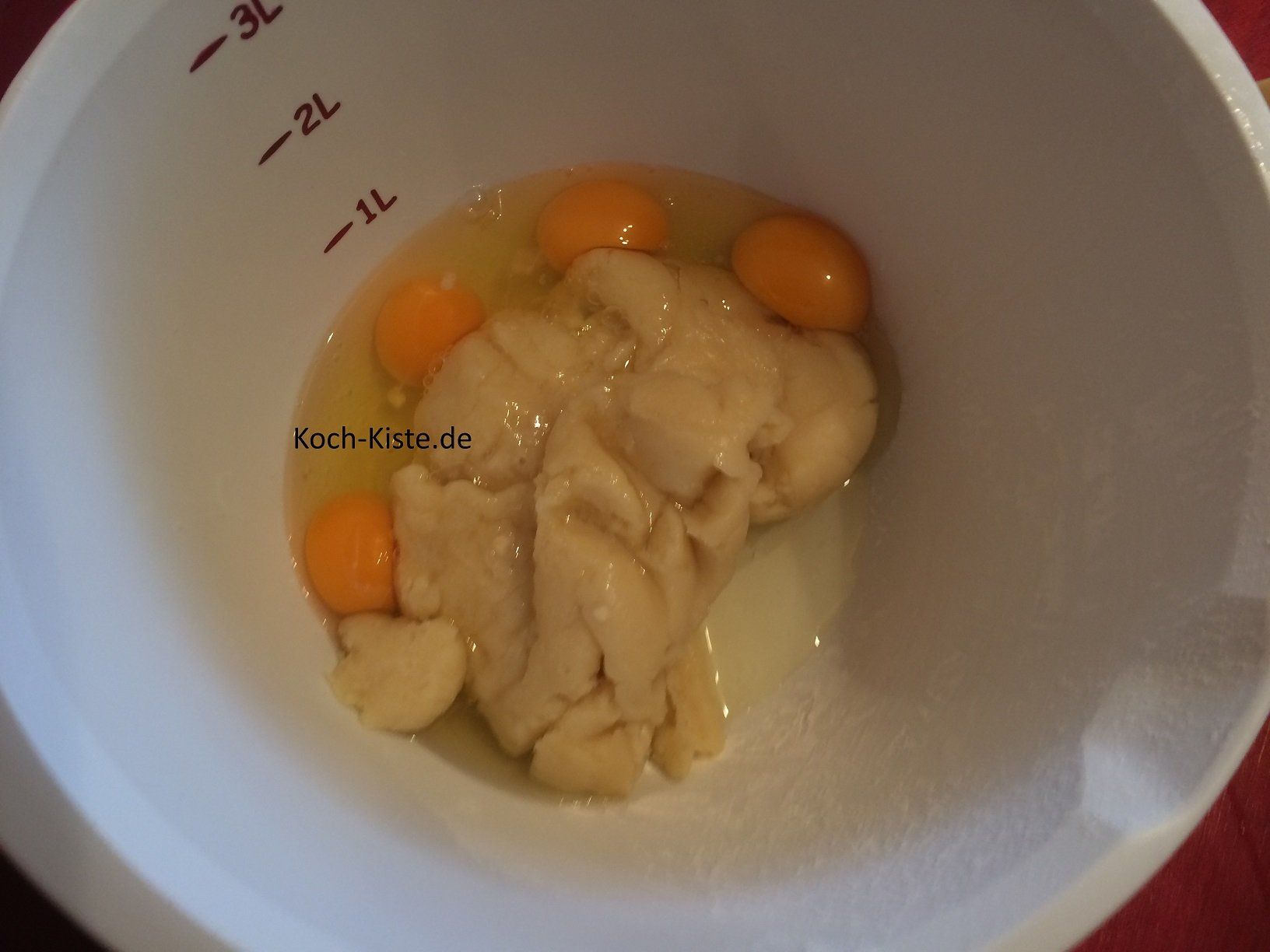 Teigkloß mit Eier verrühren