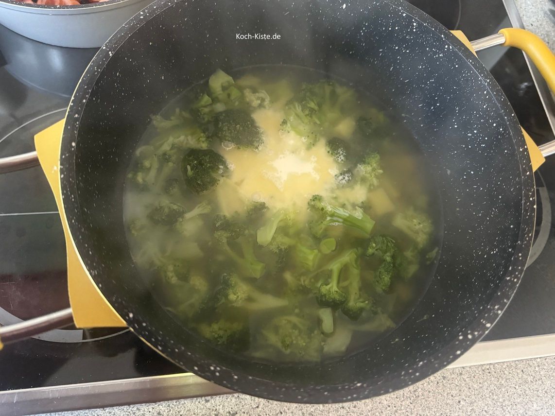 und gieße 250 ml Cremefine oder 200 ml Sahne hinzu