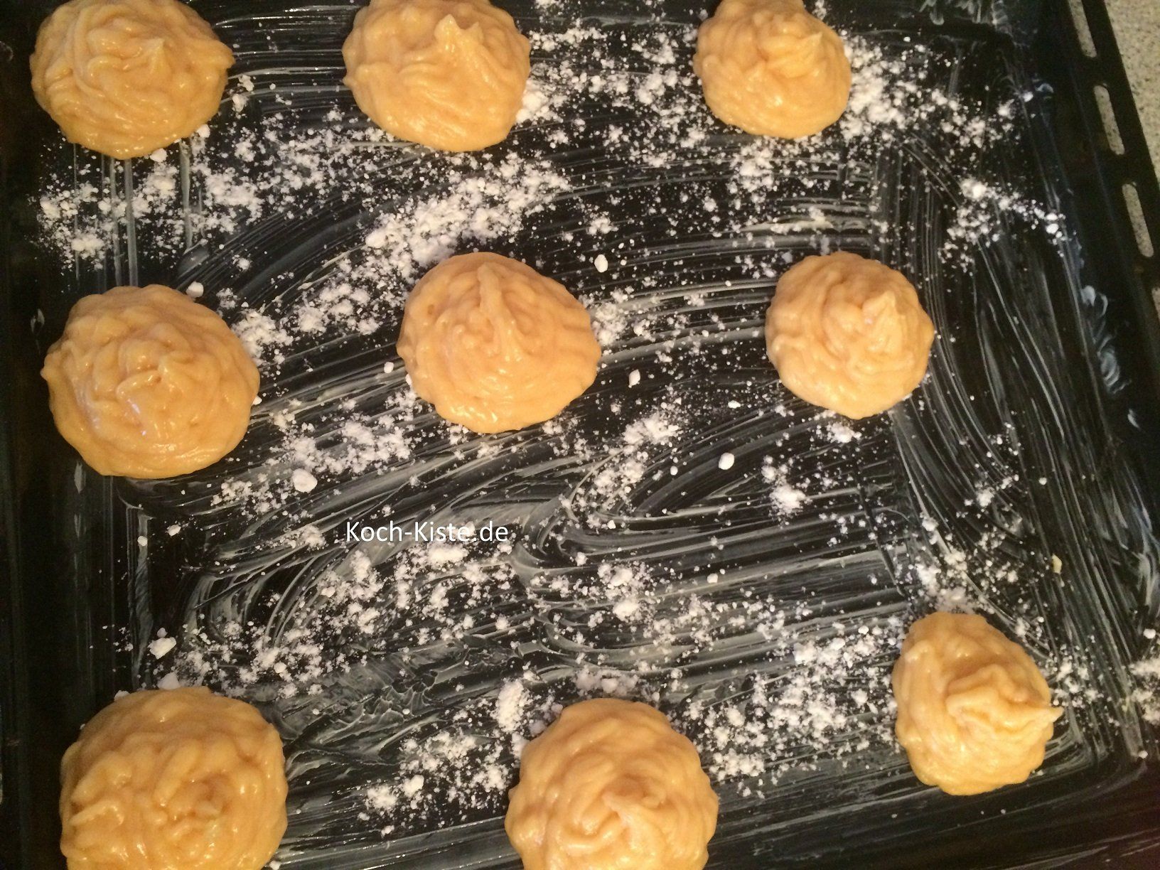 Teighäufchen auf das Backblech spritzen