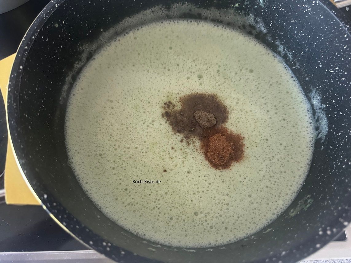 gebe in die pürierte Brokkolisuppe 1 gestrichenen Teelöffel Pfeffer und 1/2 Teelöffel Muskatnuss
