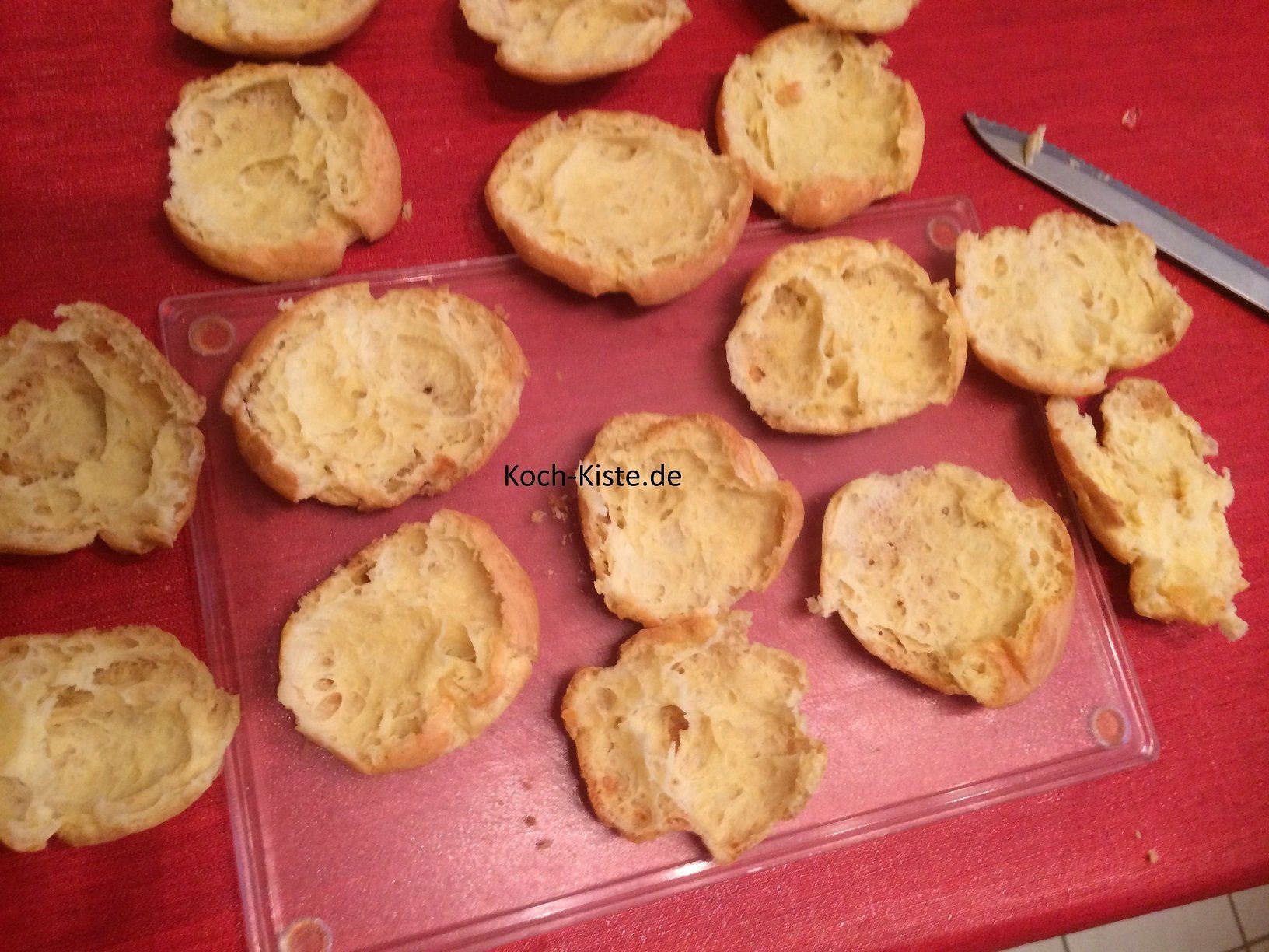 Windbeutel aufschneiden und auskühlen lassen