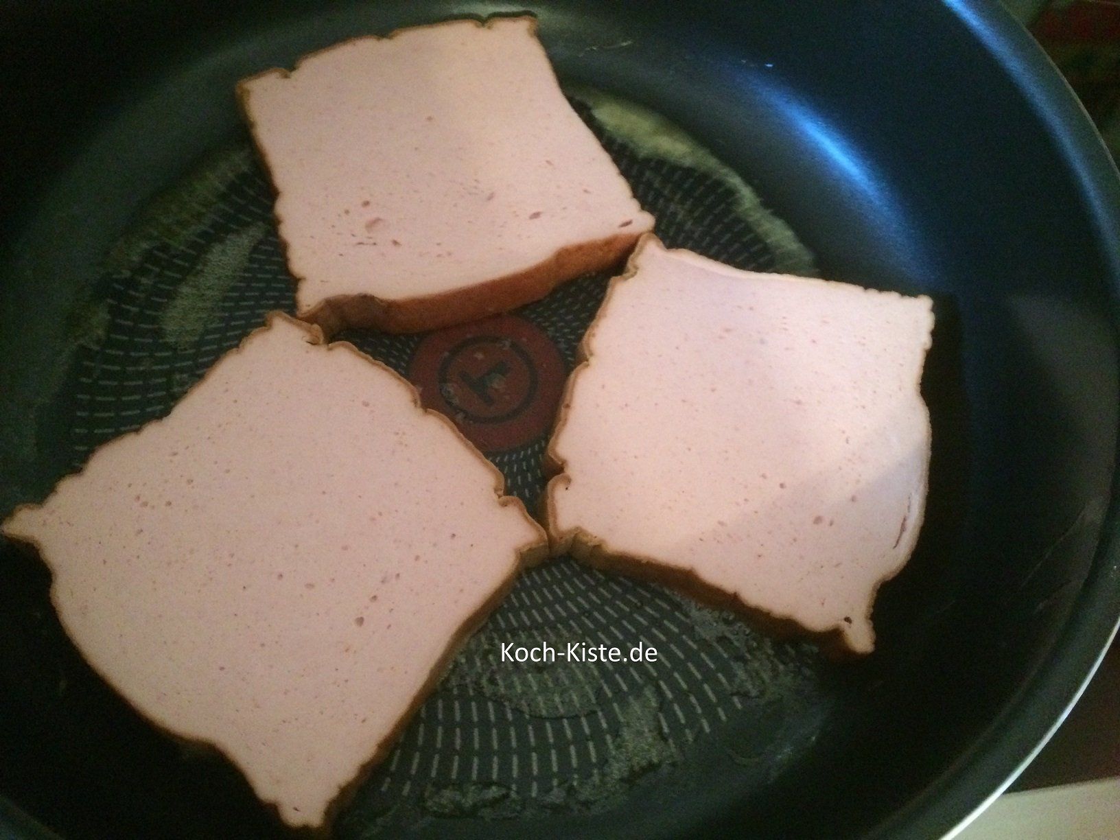 Leberkäse in die Pfanne geben