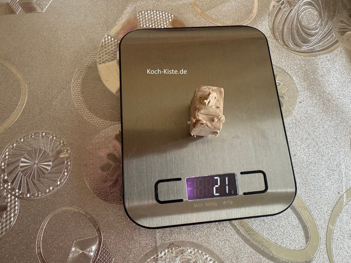 Beginne damit Dir 21 Gramm frische Hefe abzuwiegen