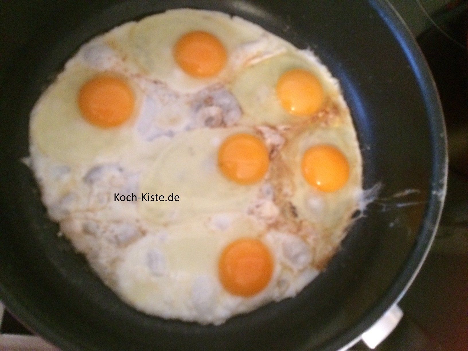 Eier in die Pfanne geben