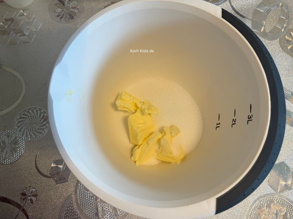 Rührschüssel wieder auf die Küchenwaage auf 0 , dann kannst Du 80 Gramm Zucker abwiegen und das Päckchen Vanillinzucker dazu geben.
