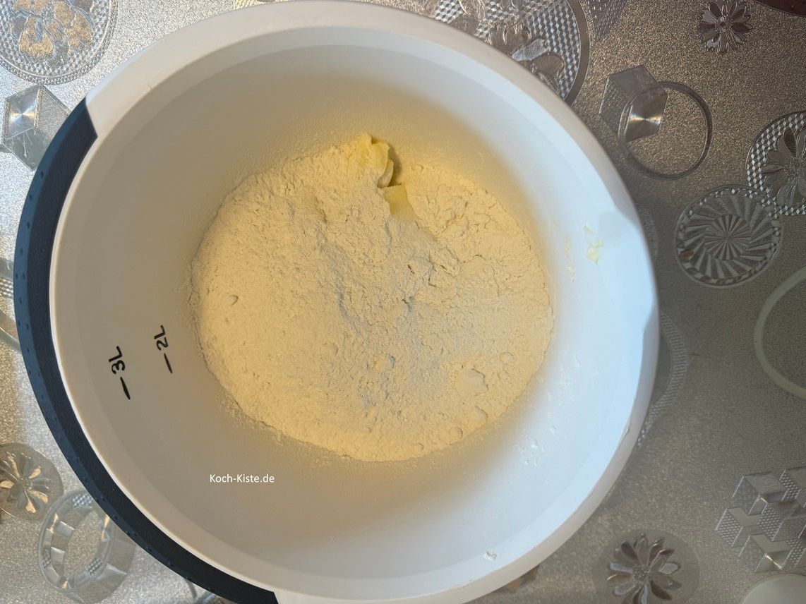 stelle erneut die Rührschüssel auf die Küchenwaage auf 0 und wiege 500 g Dinkelmehl hinein und gebe 1 Prise Salz hinzu