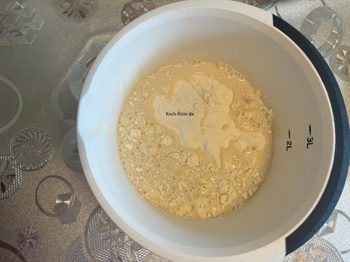 jetzt darf die Hefemilch mit in die Rührschüssel