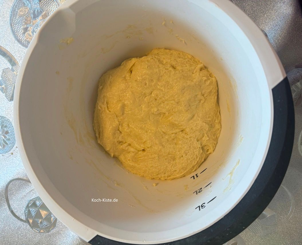 nun zeihe Dir die Vinyl-Einmalhandschuhe an und verknete die Zutaten gründlich zu einem glatten Teig - mindestens 5 Minuten