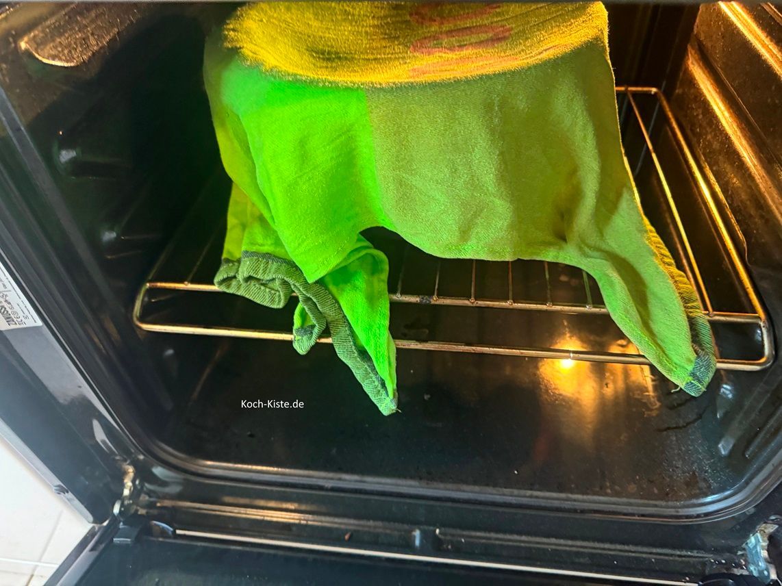 stelle die Rührschüsse auf die mittlere Schiene des Backofens und stelle den Backofen auf Ober / Unterhitze ein - auf 50 Grad. So muss der Hefeteig nun 30 Minuten lang gehen .